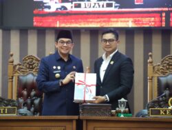Tatap Tahun 2027, Bupati Andi Rudi Latif Serahkan Rancangan KUA-PPAS ke DPRD Tanah Bumbu