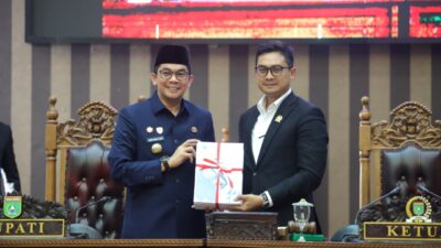 Tatap Tahun 2027, Bupati Andi Rudi Latif Serahkan Rancangan KUA-PPAS ke DPRD Tanah Bumbu