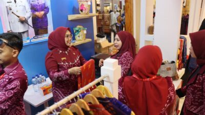 Membanggakan, Kain Tenun Pagatan dan Kriya Unggulan Tanah Bumbu Unjuk Gigi di HUT ke-46 Dekranas