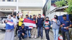 Sambut Hari Kemerdekaan RI, Karang Taruna Kotabaru Turun ke Jalan Bagikan Ratusan Bendera Merah Putih