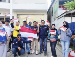 Sambut Hari Kemerdekaan RI, Karang Taruna Kotabaru Turun ke Jalan Bagikan Ratusan Bendera Merah Putih