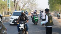 Diselimuti Kabut Asap Karhutla, Pemkab Tanah Bumbu Bagikan Masker Gratis ke Warga dan Pengguna Jalan