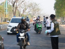 Diselimuti Kabut Asap Karhutla, Pemkab Tanah Bumbu Bagikan Masker Gratis ke Warga dan Pengguna Jalan